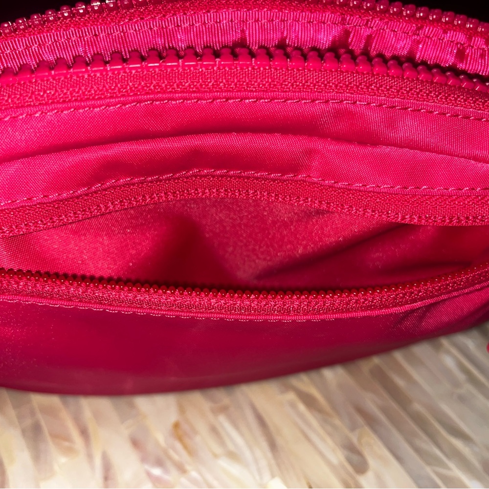 Lululemon Everywhere Belt Bag 1L - Vibrant Red - Picture 4 of 6